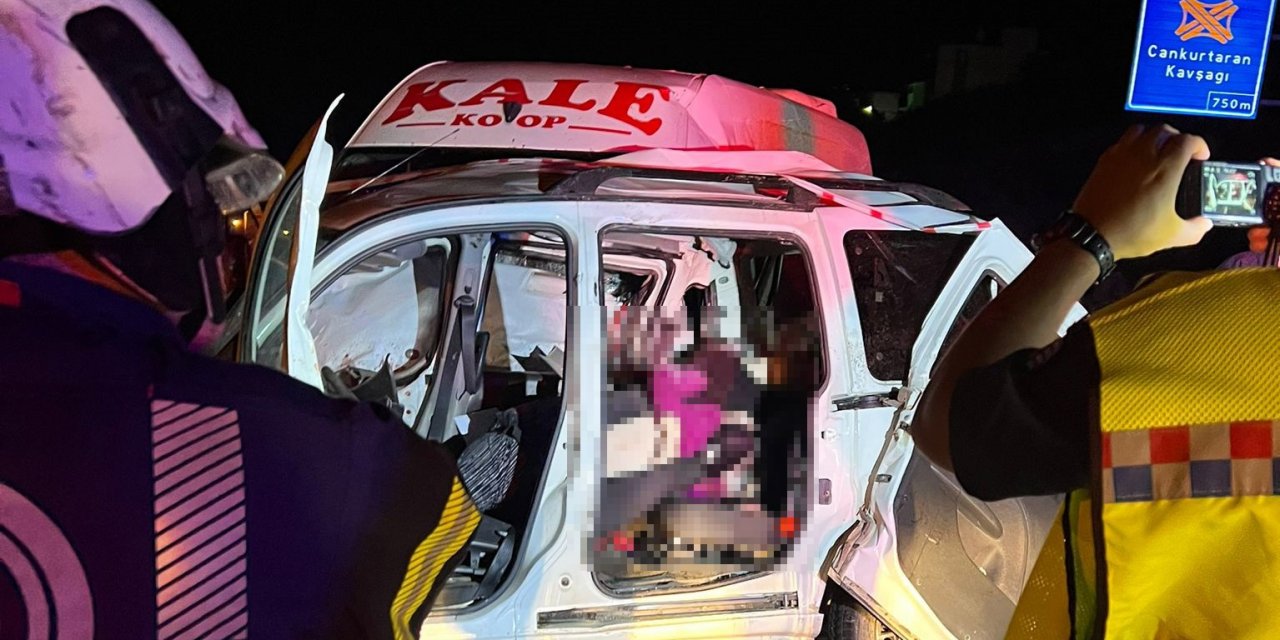 Aynı bölgede peş peşe 5 kaza, 12 araç birbirine girdi: 3 ölü, 50 yaralı