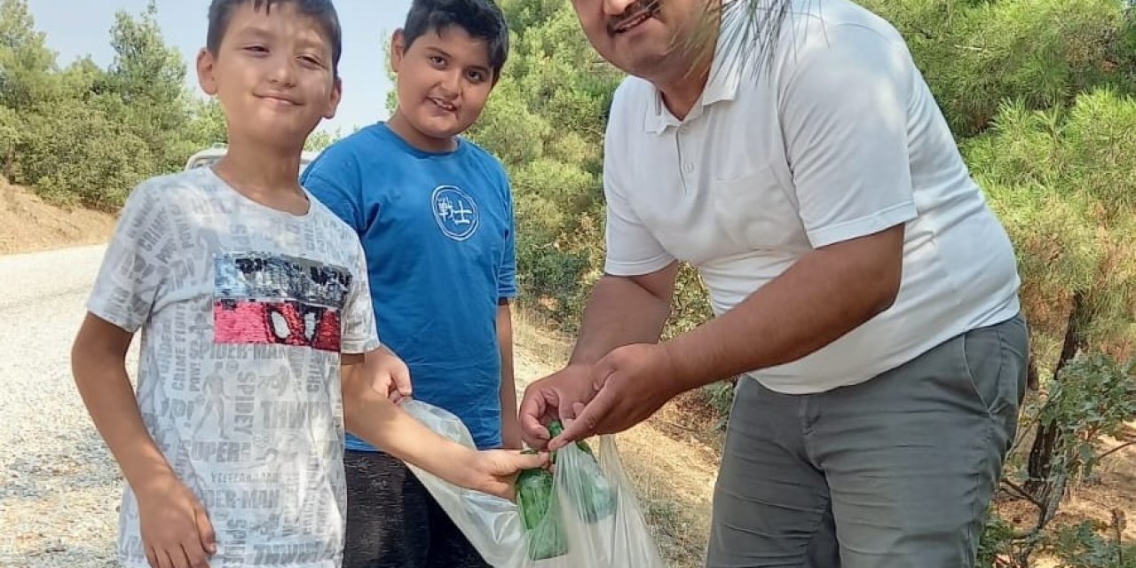 Çocuklarıyla birlikte orman yolunu temizledi