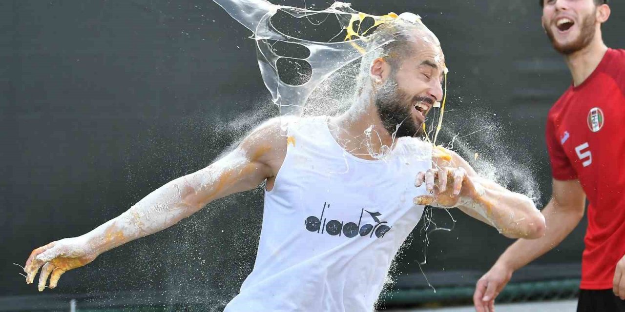 Turgutlusporlu futbolcuya, Brezilya usulü sürpriz doğum günü