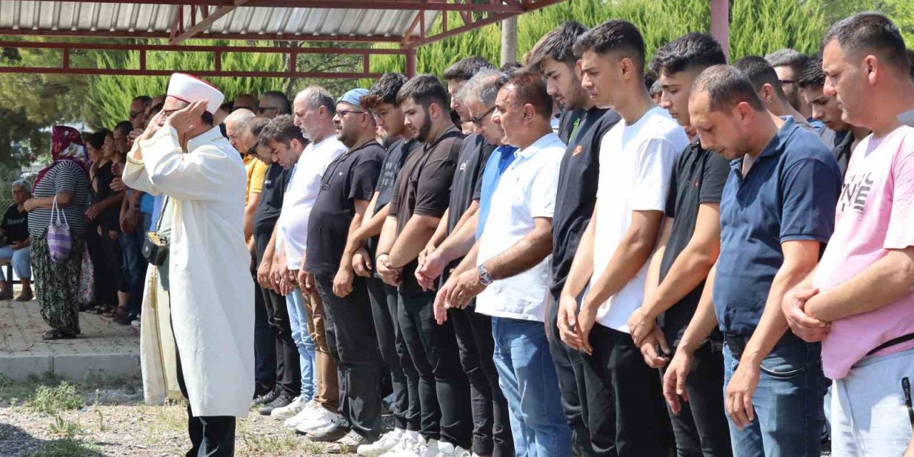 Kazada vefat eden 7 kişiden 5’i İzmir’de toprağa verildi