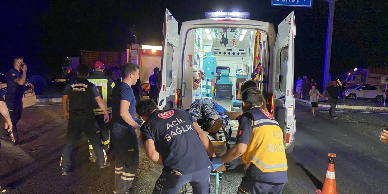 Otomobil canlı tavuk yüklü tıra çarptı: 2’si ağır 5 yaralı
