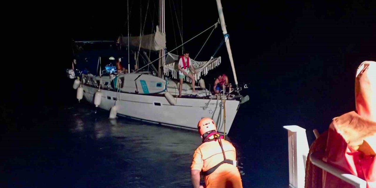 Fethiye açıklarında sürüklenen 14 metrelik tekneyi KIYEM ekipleri kurtardı