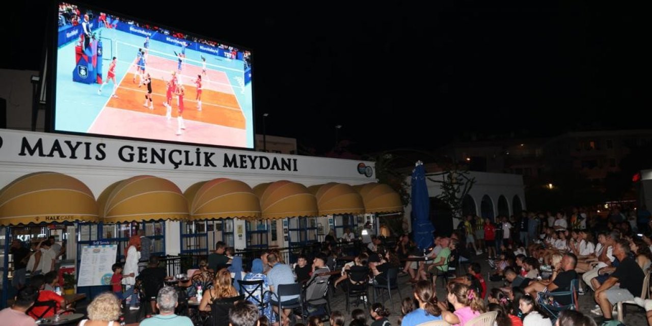 Marmarisliler tek yürek oldu Filenin sultanlarını izledi