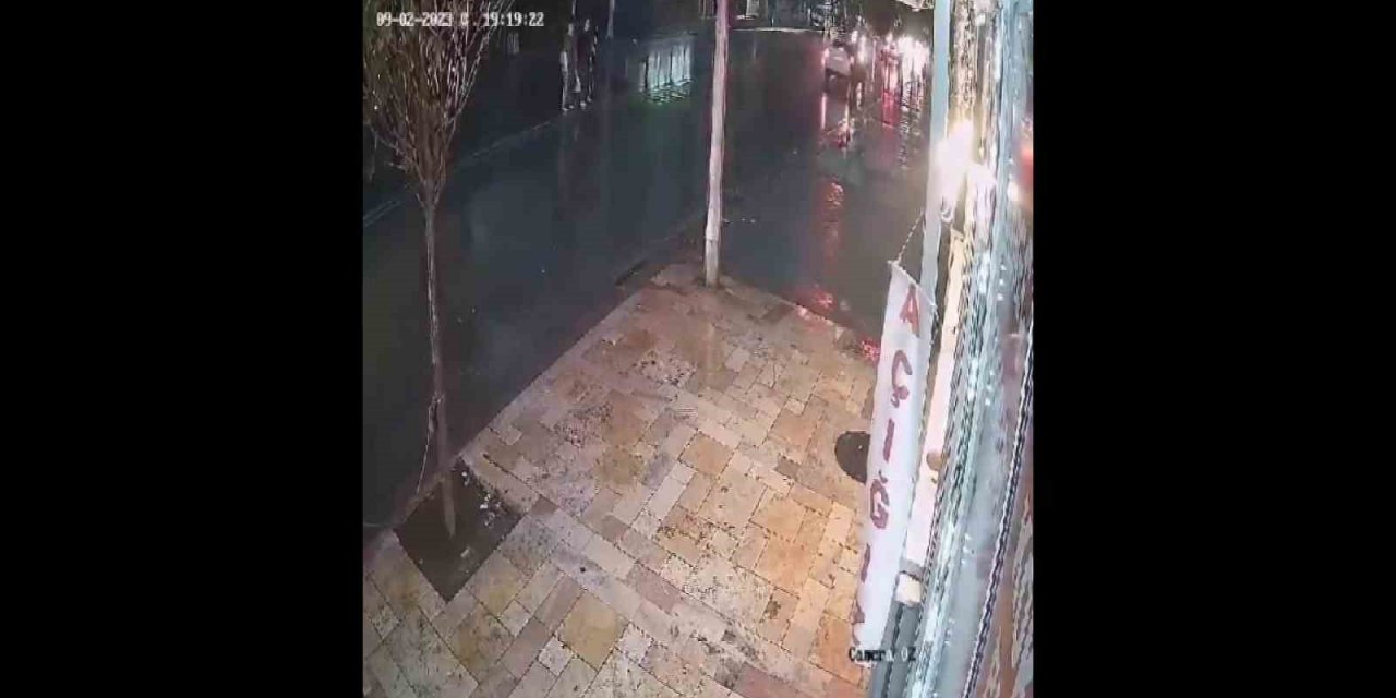 Otomobilin çarptığı 2 kadın yola savruldu