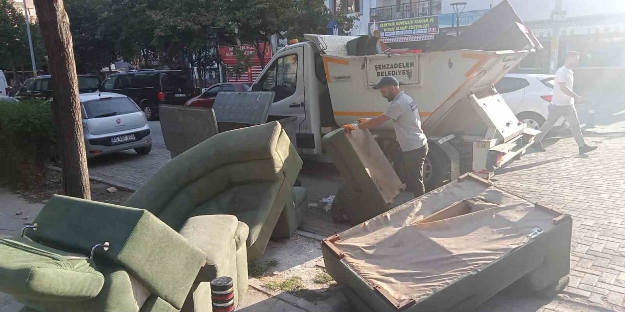 Şehzadelerde konteyner kenarına terk edilen atıklar toplanıyor