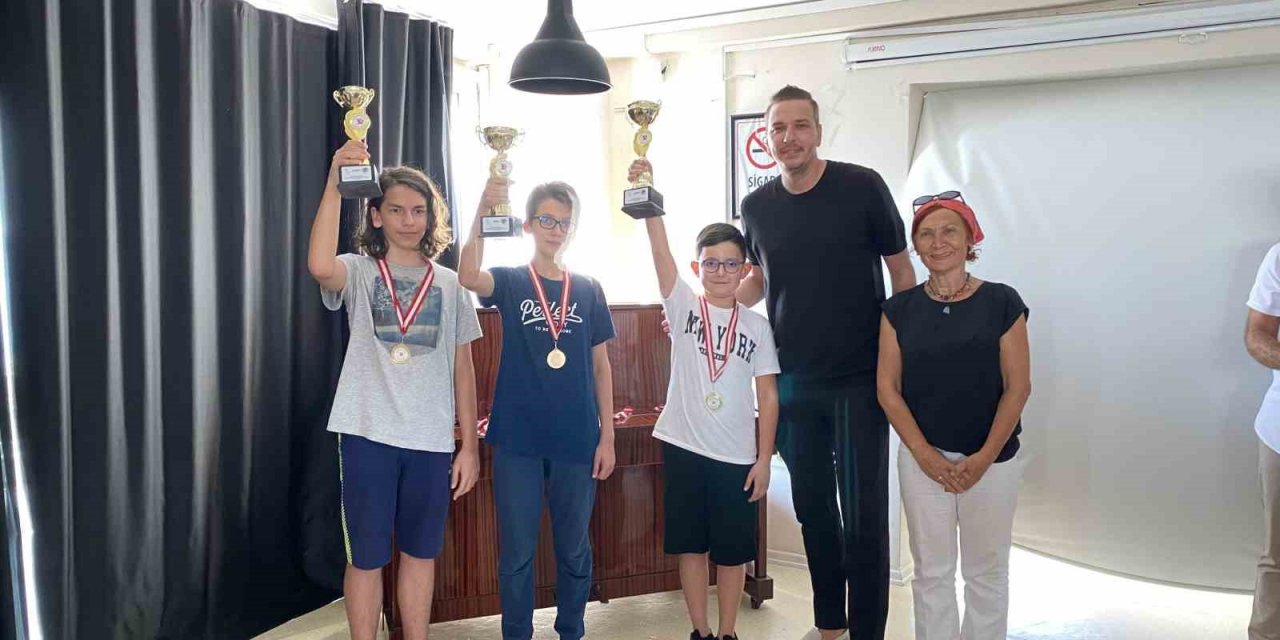 Seferihisar, yaz sezonunu satranç turnuvası ile kapattı