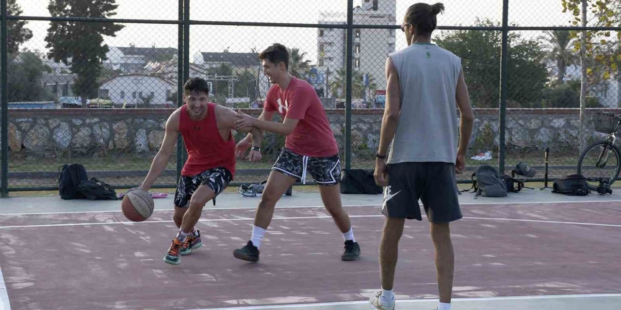 Kuşadası’nda sokak basketbolunun kalbi bu parkta atıyor