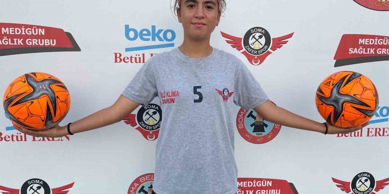 Enkazdan kurtarılan Merve futbolla hayata yeniden sarıldı