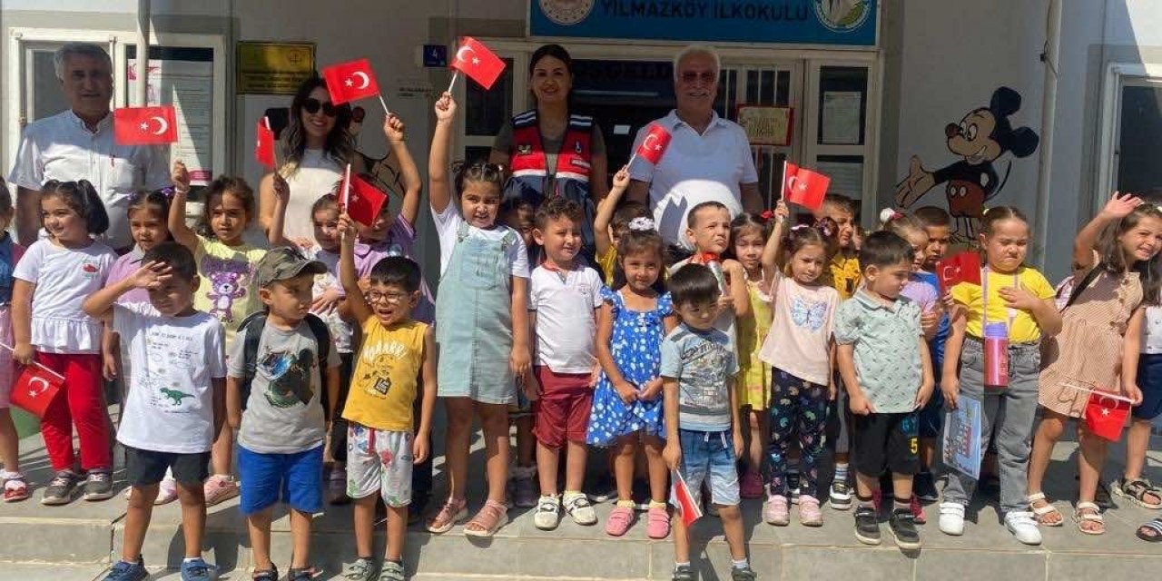 Jandarma miniklerin okul heyecanına ortak oldu