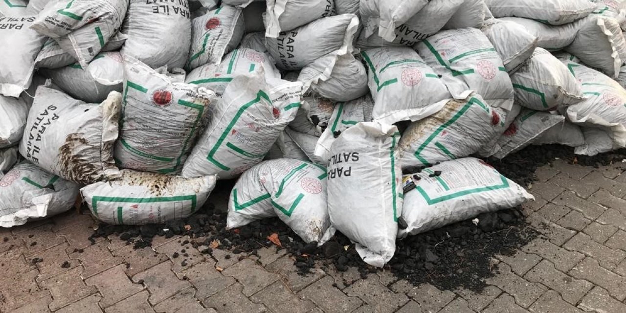 Okul için gönderilen kömürler, haftalardır depo önünde alınmayı bekliyor