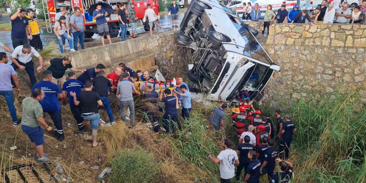 Bodrum’da midibüs dereye devrildi: 23 yaralı