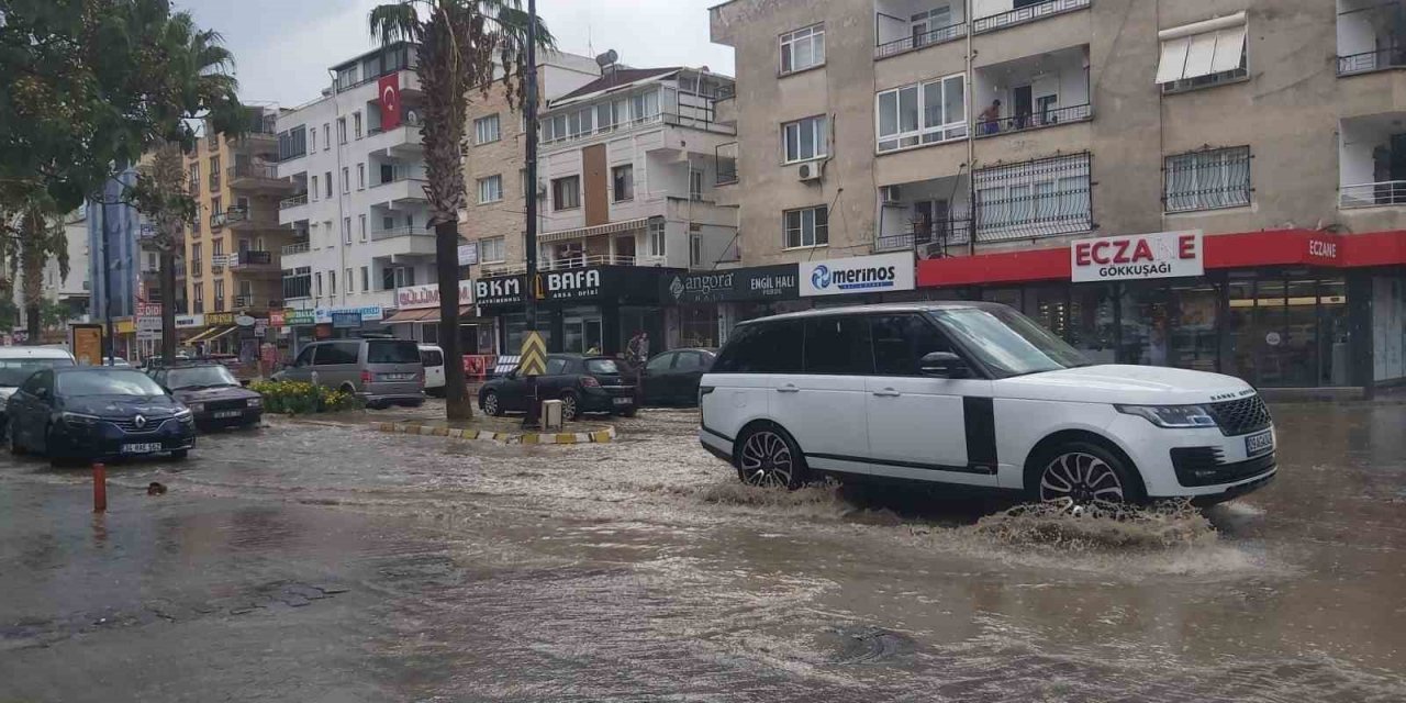 Didim’de sağanak yağış etkili oldu