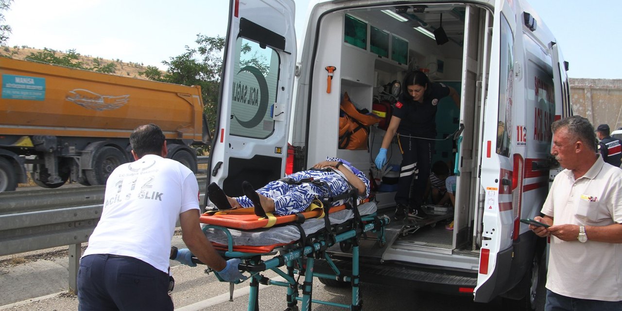 Hafif ticari araç hafriyat kamyonuna çarptı: 4’ü çocuk 7 yaralı