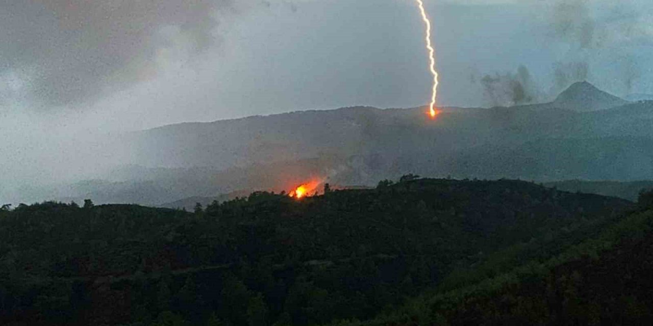 Ormanda yangına sebep olan yıldırımın düştüğü anları görüntülediler