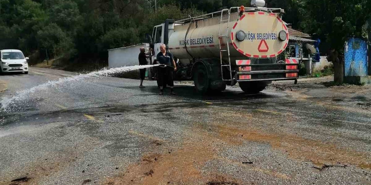 Köşk’te selden kapanan yollar temizlendi, mahallelerde temizlik çalışmaları devam ediyor