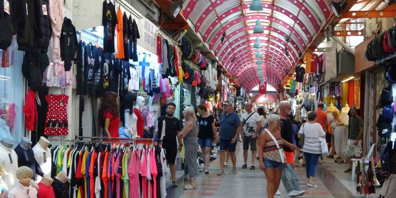 Marmaris’te sağanağın ardından, güneşli hava turistleri çarşıya akın ettirdi