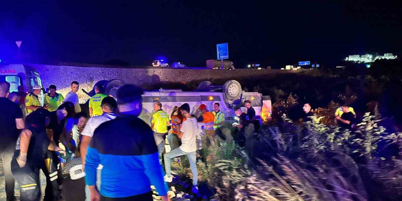 Akhisar’da işçi servisi tarlaya uçtu: 12 yaralı