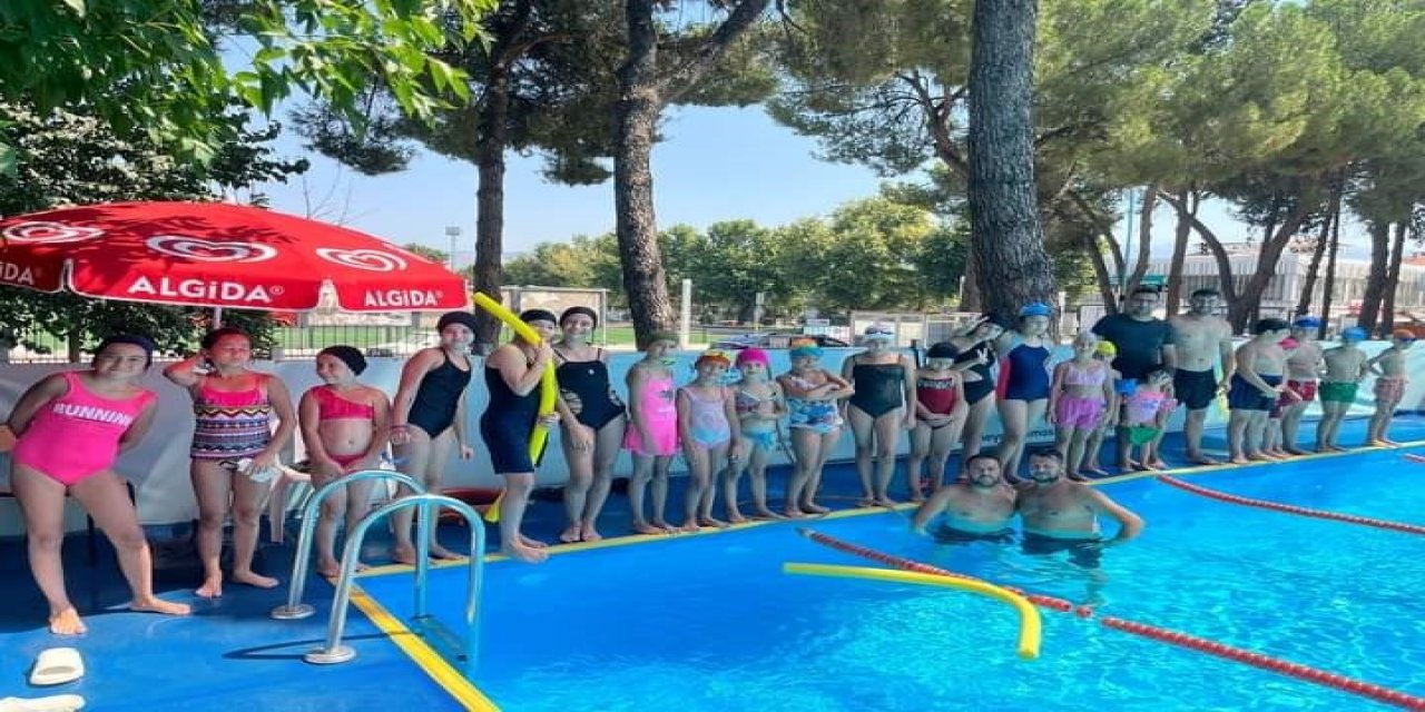 Sarıgöl’de bu yaz 400 öğrenci yüzme öğrendi