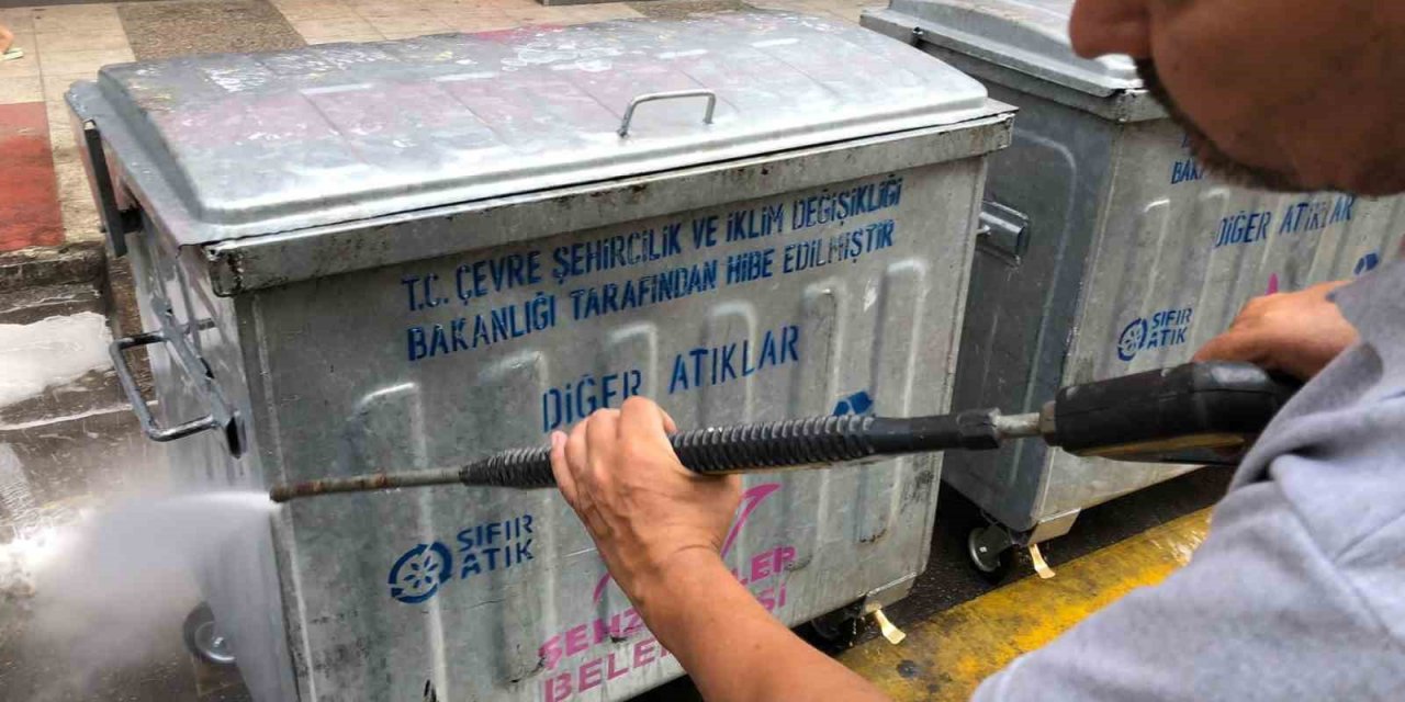 Şehzadeler’de konteynerler ve çevresi dezenfekte ediliyor