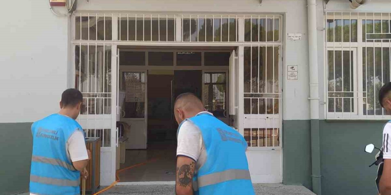 Denetimli serbestlik yükümlüleri okulları eğitime hazırlıyor