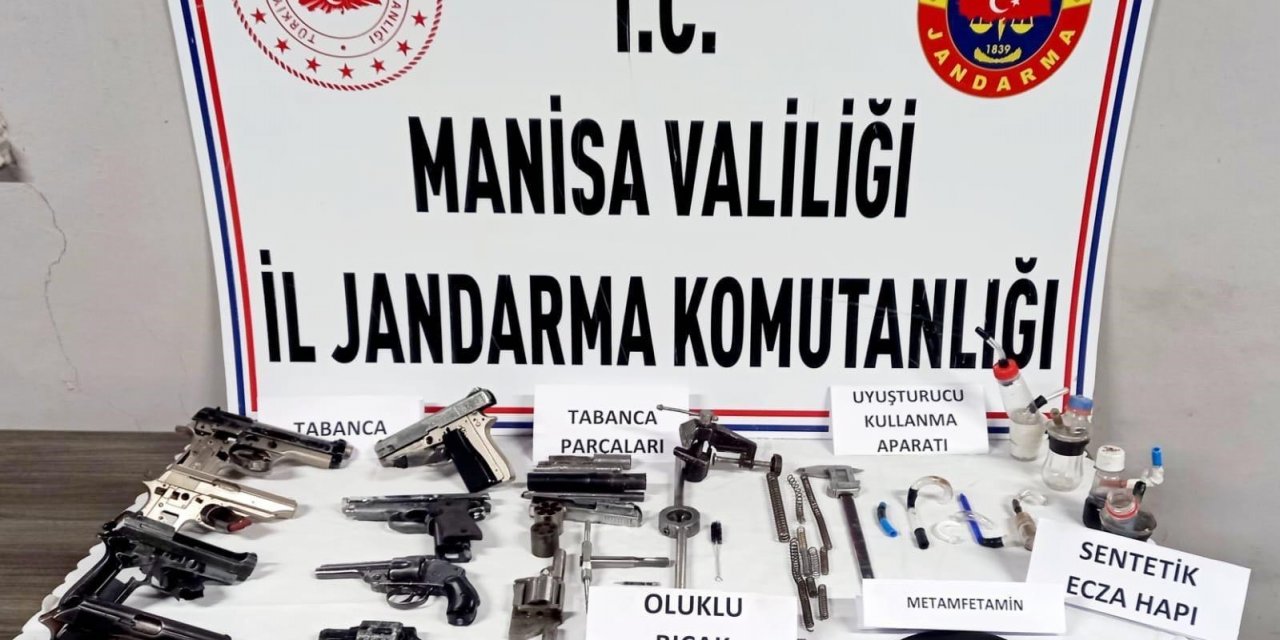 Uyuşturucu baskınında 8 adet ruhsatsız tabanca ele geçirildi