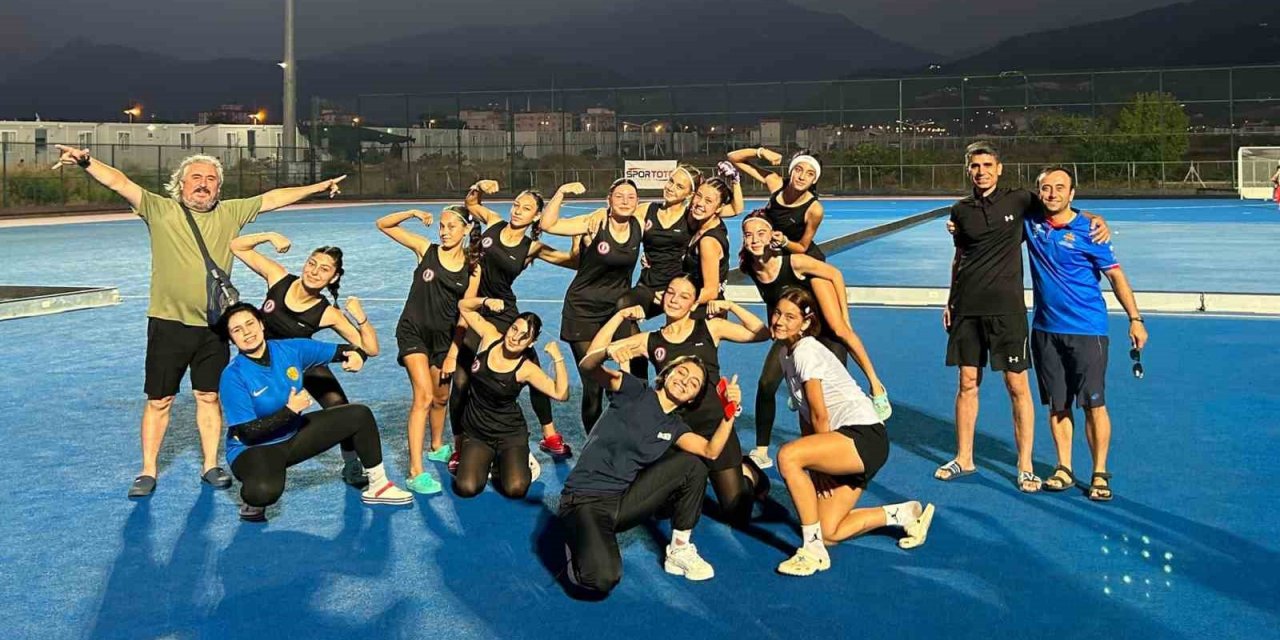 Ege Yıldızları Hokey takımı lige 3 puan ile başladı