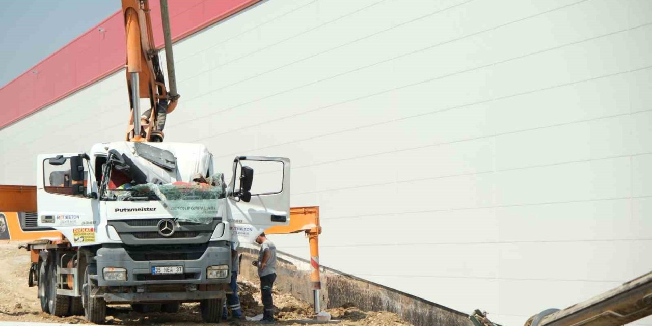 Manisa OSB’de iş makinesi beton dökme makinesinin üzerine devrildi: 1 yaralı
