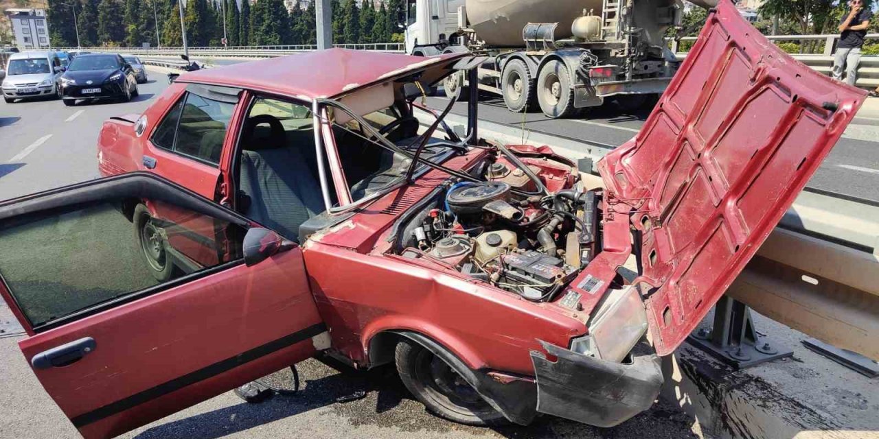 Ehliyetsiz sürücü otomobiliyle bariyerlere çarptı: 2 yaralı
