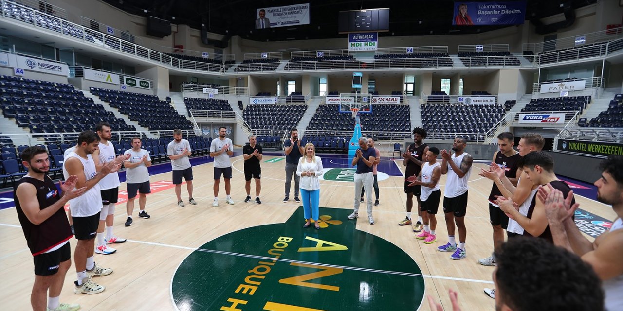 Başkan Şeniz Doğan basketbol takımını ziyaret etti