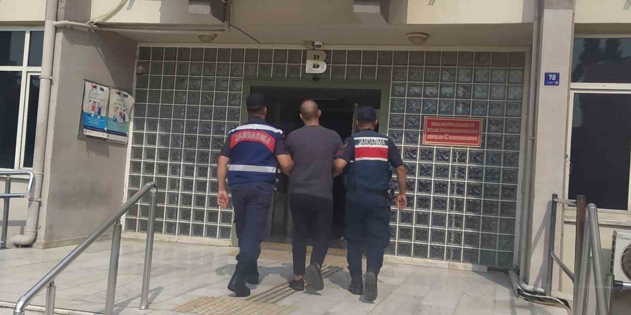 Aranan şahıslar jandarmadan kaçamadı