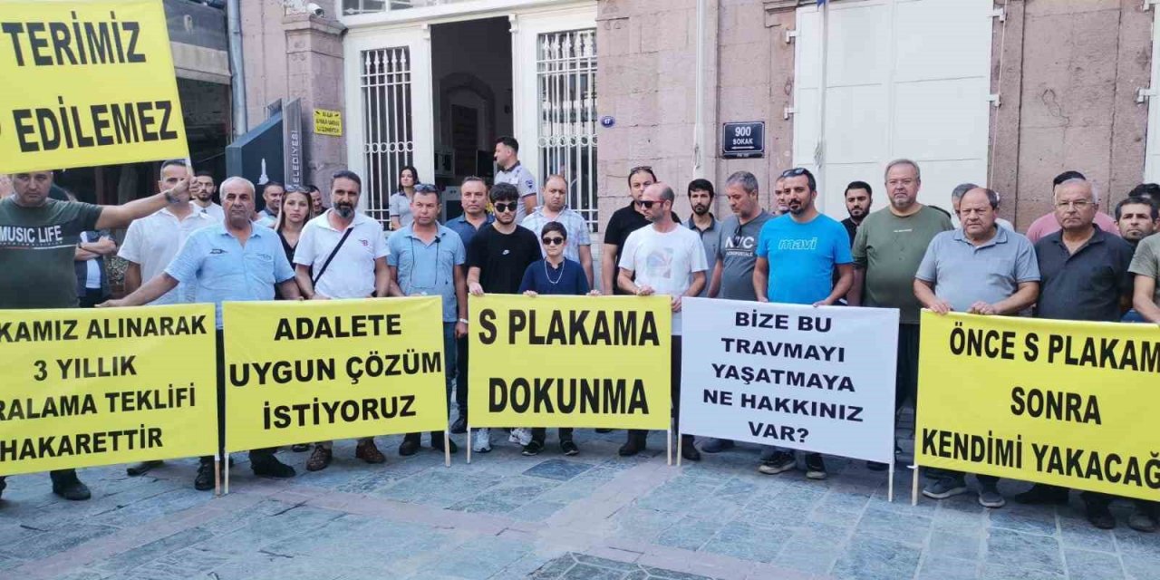 İzmir’de ‘S Plaka’ araç sahipleri Büyükşehir önünde eylem yaptı