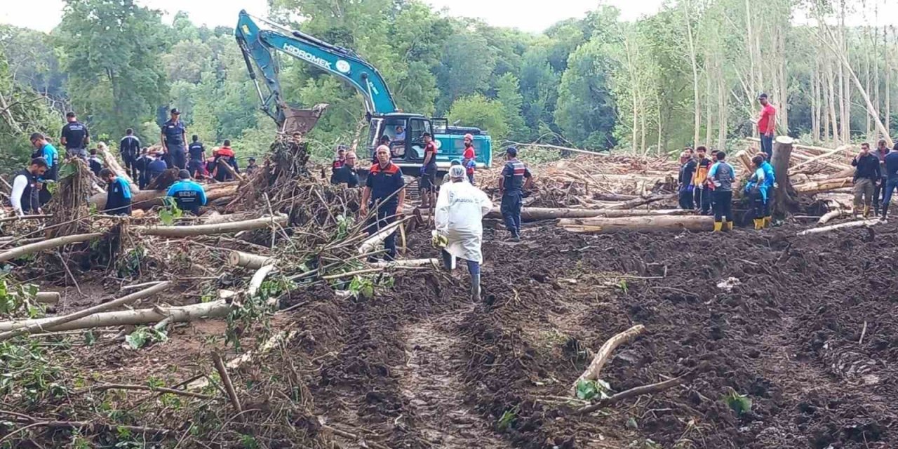 Kırklareli’ndeki selde hayatını kaybeden öğretmen çift Denizli’de toprağa verildi