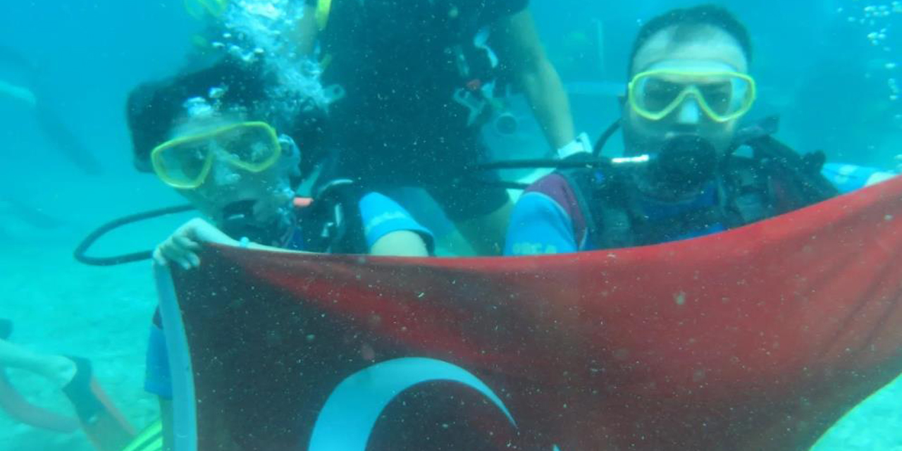 Denizin 40 metre derinliğinde Türk bayrağı açtılar