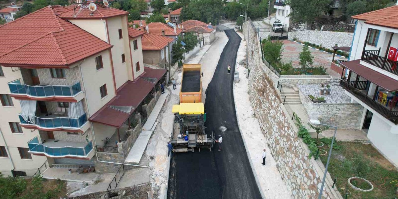 Kavaklıdere’de sıcak asfalt çalışmaları devam ediyor