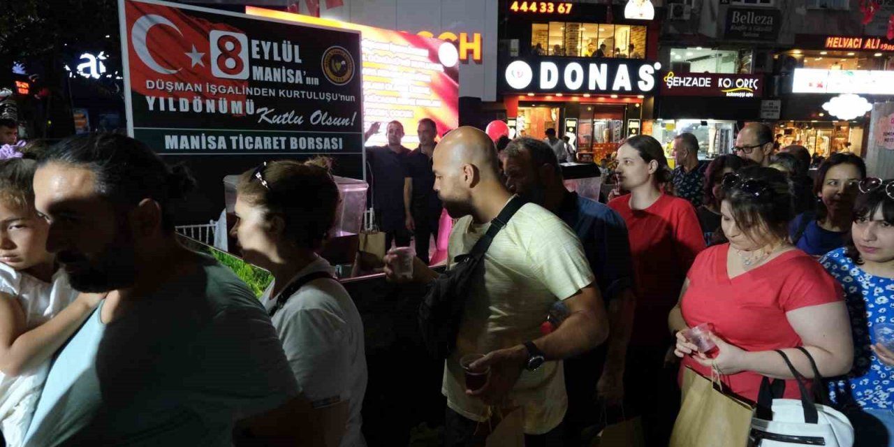 Manisa Ticaret Borsası’ndan vatandaşlara üzüm şırası ikramı