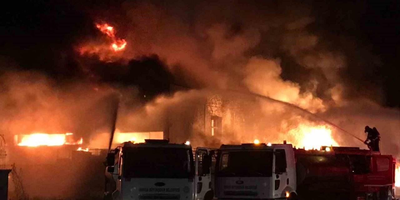 Manisa’da geri dönüşüm depolama alanına yangın çıktı. Olay yerine çok sayıda itfaiye ekibi sevk edilirken yangına müdahale sürüyor.
