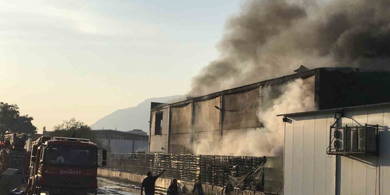 Manisa’daki atık depolama tesisndeki yangın kontrol altında