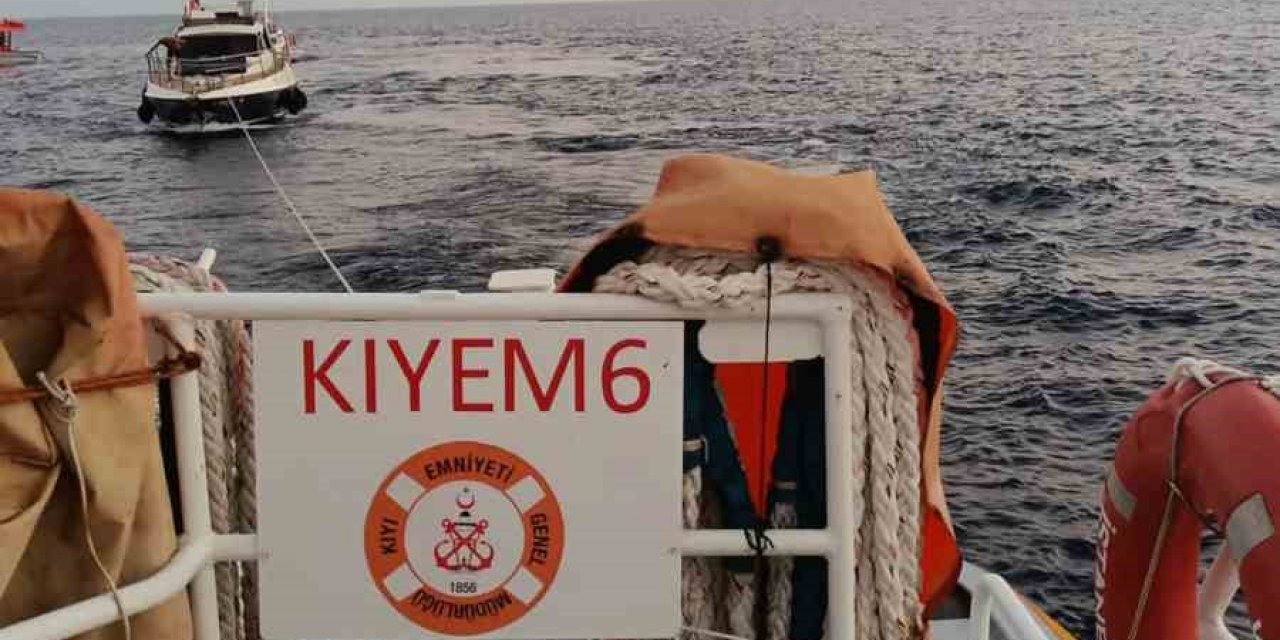 Açık denizde yanan tekneyi KIYEM ekipleri söndürdü
