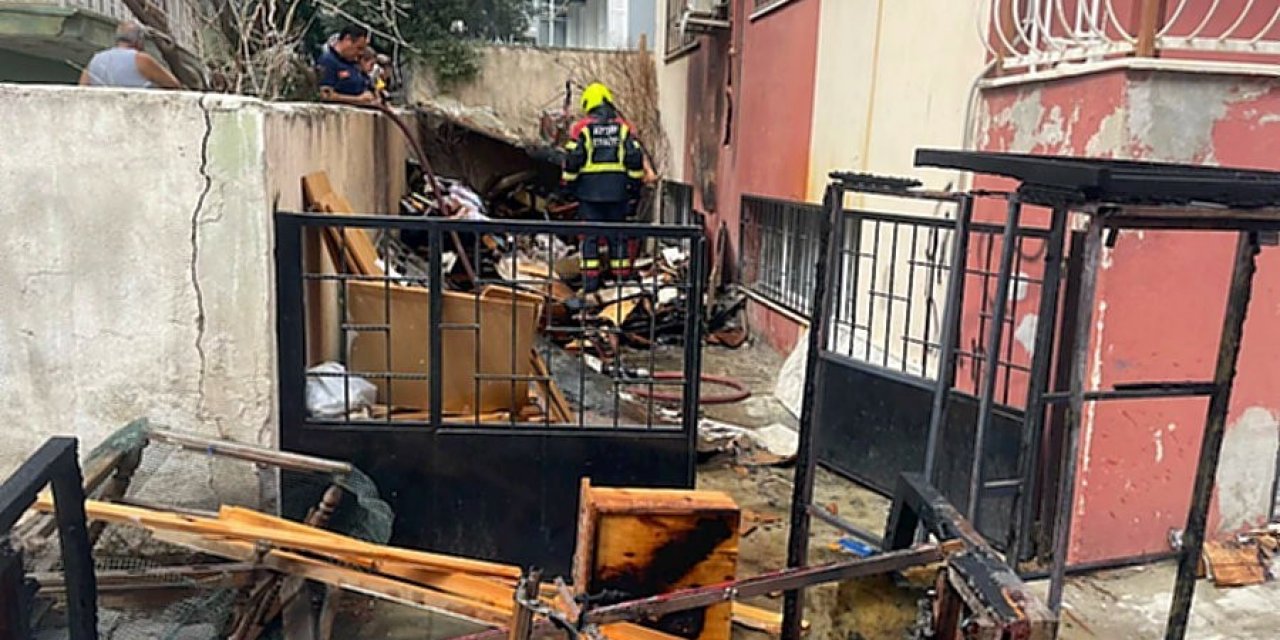 Söke’de bahçede bulunan eşyalar alev aldı, apartman sakinleri korkulu anlar yaşadı