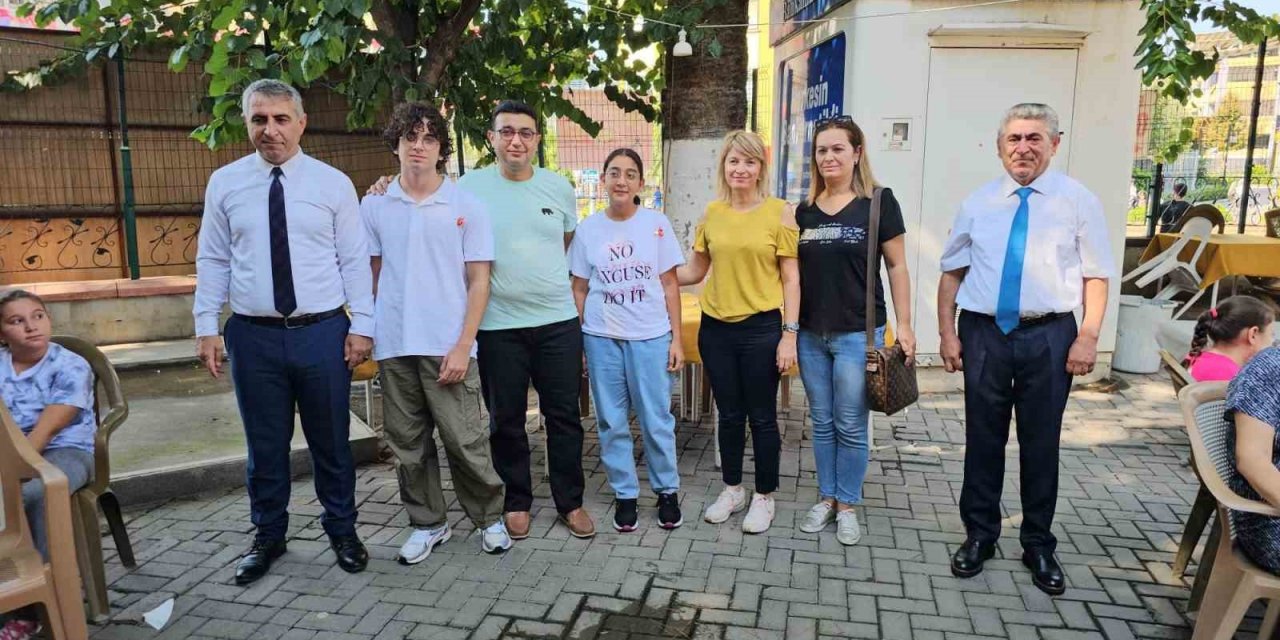 Nazilli Beşeylül Ortaokulu LGS’de derece elde eden ilk 3 öğrencisini ödüllendirdi