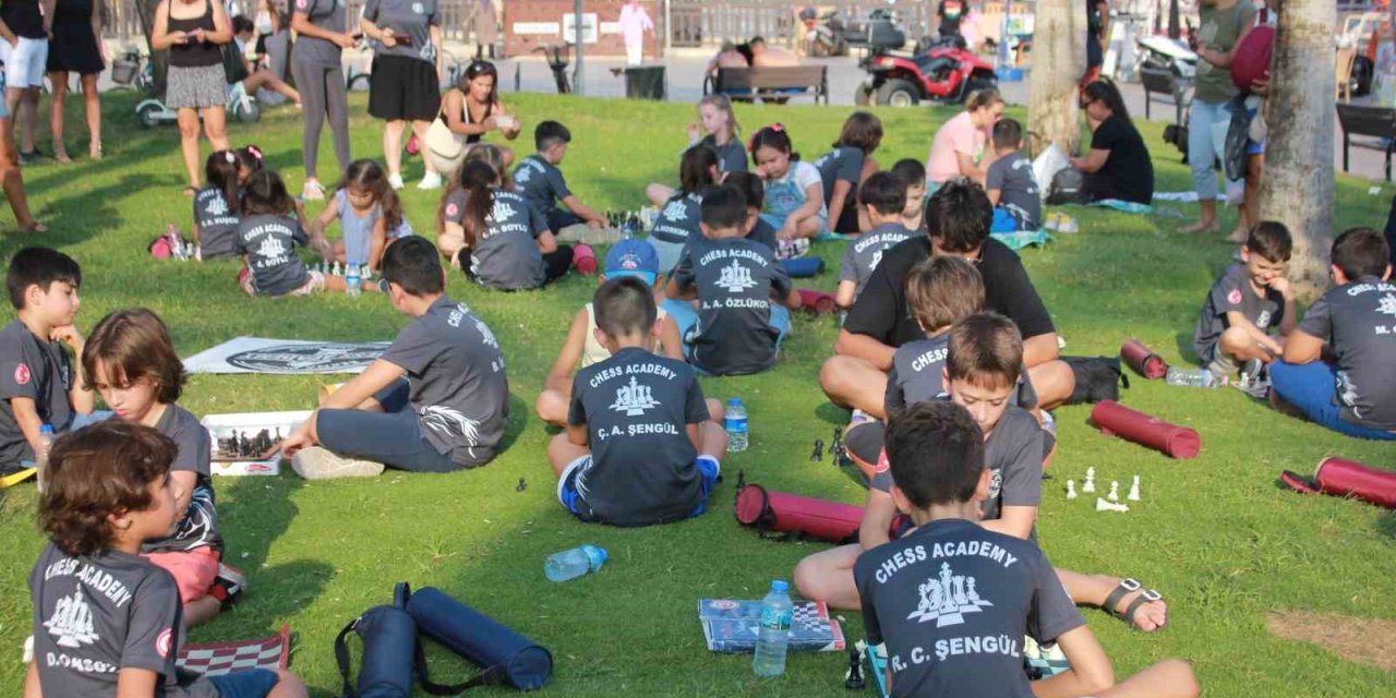 Marmaris’te çocuklar sokakta satranç oynadı