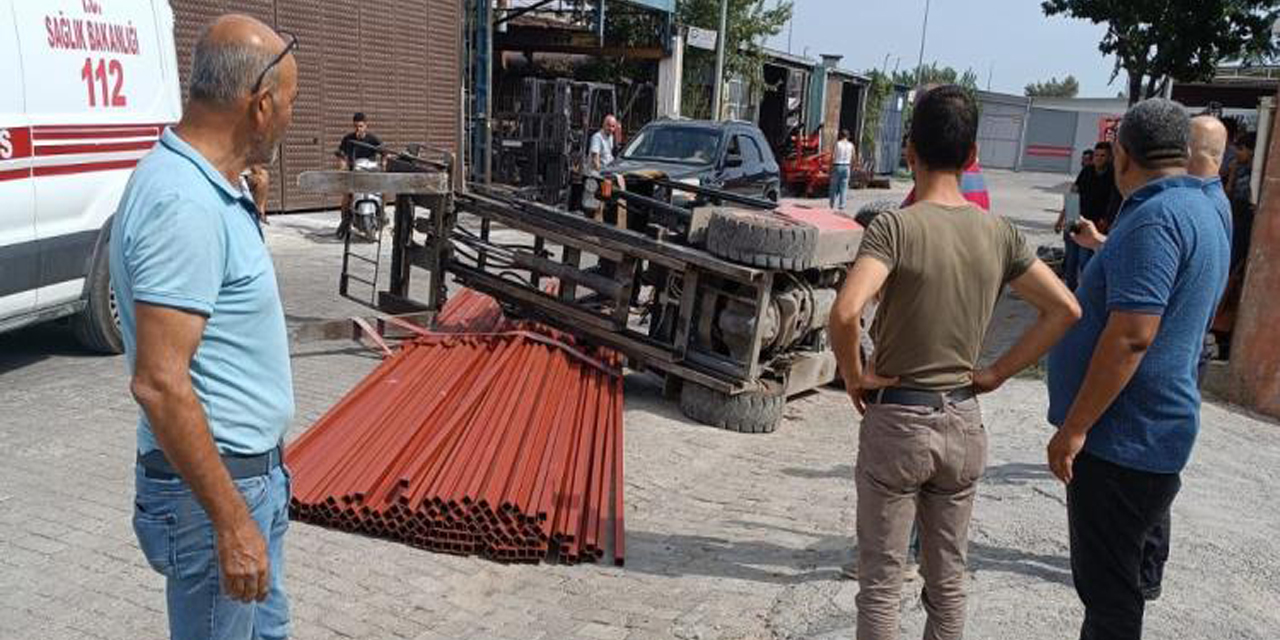 Forklift devrildi: İşçi kazayı ucuz atlattı