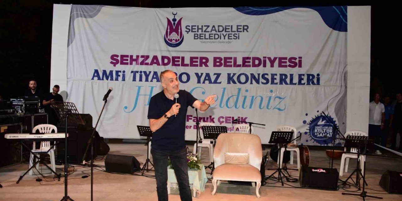 Bekir Develi ’Bizim Hikayemiz’le Manisalılarla buluştu