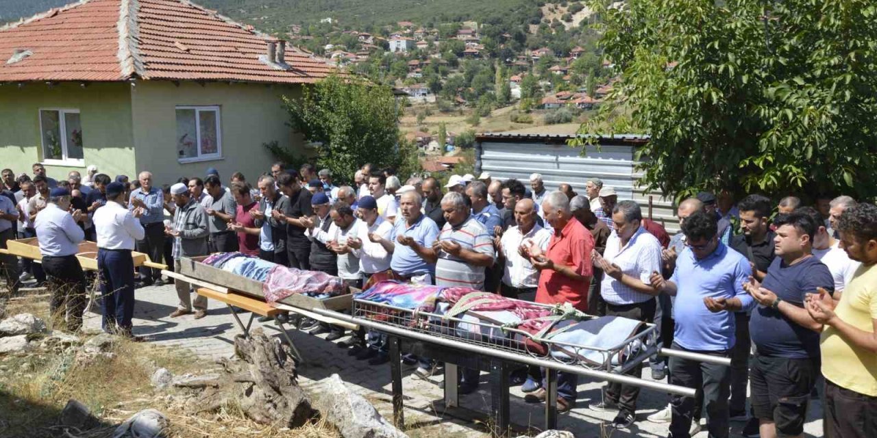 Denizli’deki kazada hayatını kaybeden aile Burdur’da toprağa verildi
