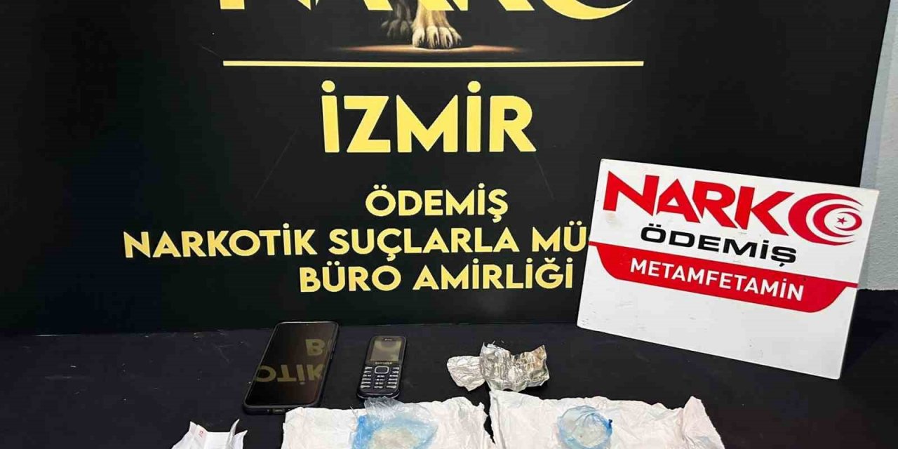 İzmir’de uyuşturucu satıcısı aracında yakalandı