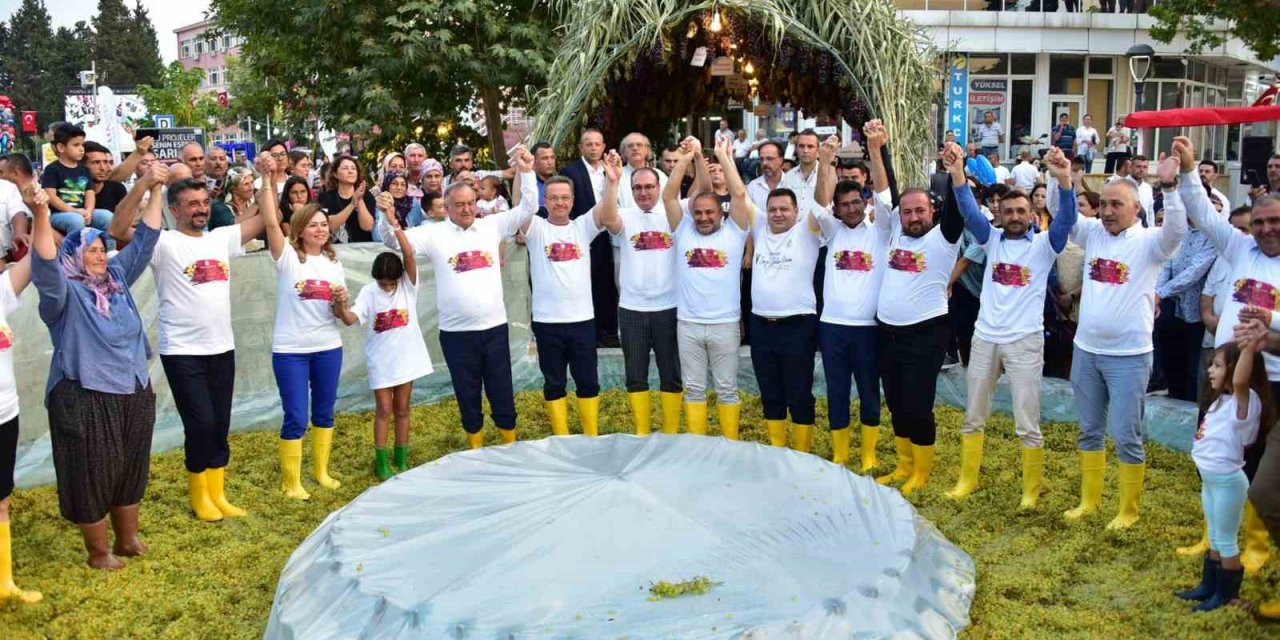 Protokol üyeleri Sarıgöl’de üzüm suyu çıkardı