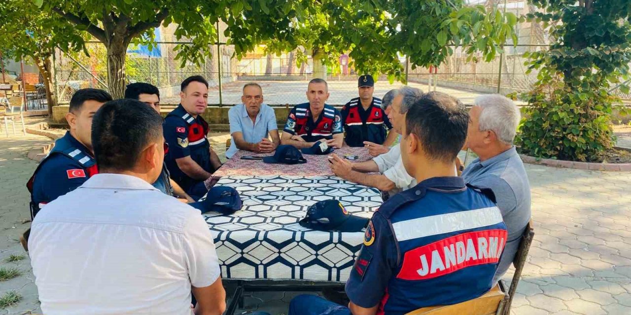 Jandarma esnaf ve vatandaşları bilgilendirdi