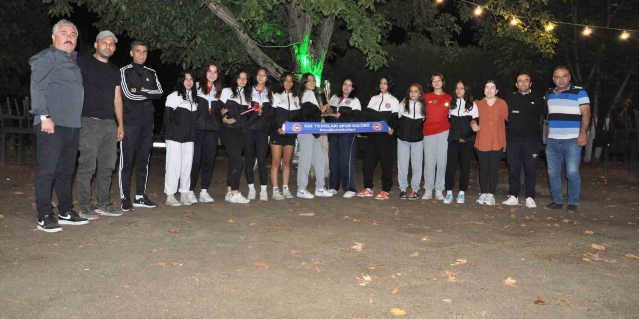 Ege Yıldızları Kızlar Hokey takımı kupa almaya devam ediyor