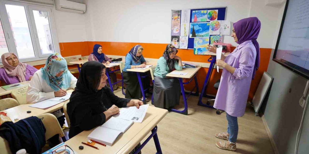 İlk kez okul sıralarına oturdular