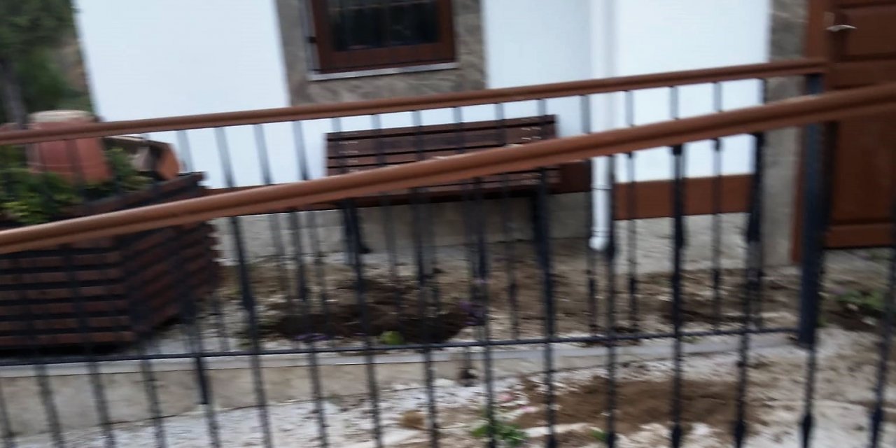Muhtarlık binasına verilen zararın altından çocuklar çıktı